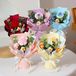 Bouquet de roses en crochet fait main en gros avec emballage en papier, roses en fil pour la Saint-Valentin, la remise des diplômes, les mariages et les cadeaux pour demoiselles d'honneur - Product Image 2