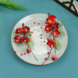 Conception originale, faite à la main, épingle à cheveux en velours rouge éthéré à motif de fleur de prunier, parfaite pour les costumes traditionnels chinois et le Hanfu. - Product Image 3