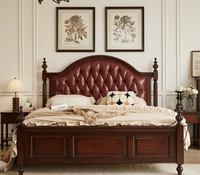 Amerikanisches Vintage-Massivholzbett: Genietetes Rotes Leder-Kopfteil mit Knopfheftung, Luxus fürs Schlafzimmer