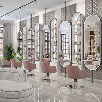 Miroir de salon ovale pleine longueur avec cadre doré, argenté et noir, et bande de connexion au pilier du plafond