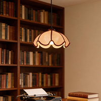 LED-Kronleuchter mit Cremefarbenem Blütenblatt-Kuppelschirm, Gewelltem Rand, Schokoladenbraunem Besatz und Holzkappe - Gemütliche Vintage-Lampe für Esszimmer und Wohnzimmer