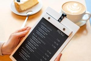 Panneau de menu en contreplaqué aux tons chauds pour restaurants, cafés, bars, avec anneaux métalliques pour contenir les menus de <span class=keywords><strong>restaurant</strong></span>, les cartes des vins, les spécials <span class=keywords><strong>du</strong></span> <span class=keywords><strong>jour</strong></span> - Product Image 2