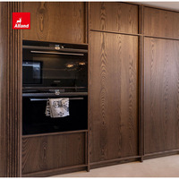 Armoire de Cuisine Minimaliste Japandi en Plaqué Chêne Blanc Scié sur Dosse avec Îlot Cannelé Courbé et Structure en Bois Intégrée