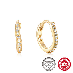 S925 Sterling Zilveren Mode Hoepels Huggie Sieraden Golfachtig Patroon Moissanite Diamanten Oorbellen - Product Image 2