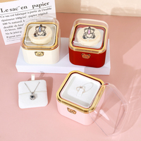 Romantischer drehbarer Ring-Kerzenlicht-Überraschungs-Valentinstagsgeschenkbox mit Samtfutter, Bärenkuchen-Schmuckorganizer, Liebe