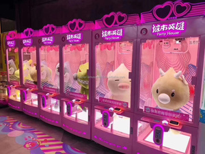 เครื่องเกมคีบตุ๊กตาหยอดเหรียญในร่ม สีชมพู รุ่นใหม่ พร้อมชุดอุปกรณ์กรรไกรตัดรางวัล - Product Image 2