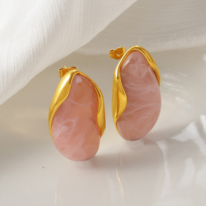 Boucles d'oreilles clous vintage imperméables, plaquées or 18 carats, résistantes au ternissement, avec marbrure irrégulière ambre pastel, conformes aux normes EU Reach et US CPSIA - Product Image 3
