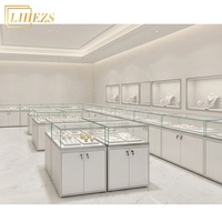 Minimalistische Weiße Glas-Schmuckvitrine Maßgefertigte LED-Vitrine mit Verriegelung für Schmuck