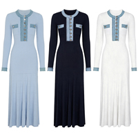 Robe longue élégante bleue en maille côtelée à manches longues boutonnée avec empiècements en jean pour femme