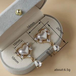 Orecchini a forma di cuore in oro con goccia di perla finta per donna, gioielli da matrimonio, design carino, lega di zinco placcata oro - Product Image 6