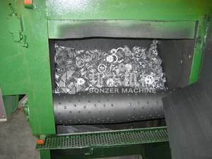 Conveyor à bande métallique en acier pour sablage et dégrossissage, haute production, nettoyage automatique - Product Image 4