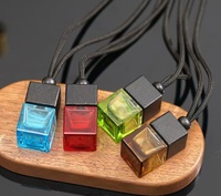 Vente en gros 8ml forme carrée suspendu voiture huile essentielle véhicule pendentif parfum diffuseur verre bouteille de parfum