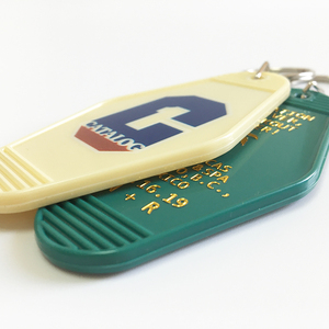 Sản xuất bán buôn Miễn phí thiết kế tùy chỉnh quảng cáo khách sạn Keychain PVC Acrylic logo khắc in long lanh khách sạn tag chìa khóa - Product Image 5