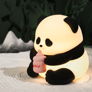 Luce Notturna Premium a Forma di Panda con Caratteristiche Cinesi, Simpatico Cuscino a Forma di Bottiglia di Latte Cartoon - Product Image 1