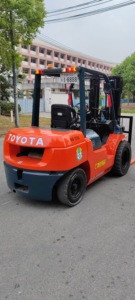 Chariot élévateur 7F d'occasion, hauteur de levage 3m, pour usage extérieur sur chaussée, moteur diesel, mât à trois sections, prix abordable - Product Image 4