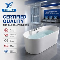 Baignoire de massage ovale autoportante moderne en acrylique haute brillance OEM/ODM avec système de robinetterie intégré, portable pour appartement, hôtel/villa
