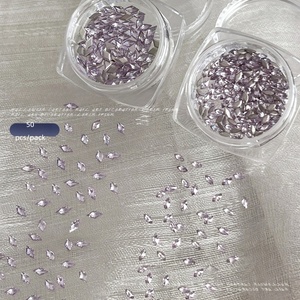 Venta al por mayor de fábrica: Zirconia morada de base plana para decoración de uñas, diamantes brillantes, mini decoración de uñas, cabujón en forma de lágrima para decoración de uñas. - Product Image 1