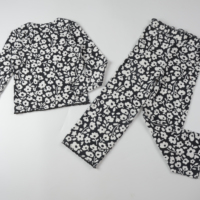 Ensemble deux pièces pour filles à manches longues à petits motifs floraux noir et blanc : haut court à volants et pantalon évasé, tenue décontractée pour les tout-petits