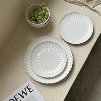 Ensemble d'assiettes en céramique à bord festonné blanc, assiettes à dîner en porcelaine en forme de fleur pour la cuisine, les mariages, les fêtes, la vaisselle de table