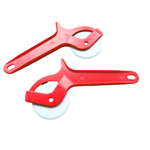 Tagliapizza Economico con Manico Rotondo in Plastica Usa e Getta - Product Image 5