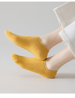 OEM Chaussettes de haute qualité en coton de créateur Chaussettes de bateau respirantes avec fonction antidérapante Couleurs unies Options colorées pour les femmes