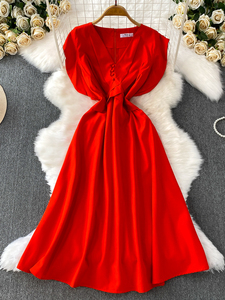 Французское атласное платье красного цвета — глубокий V-образный вырез, рукава-крылышки и плиссировка по всей поверхности для эффектного образа. - Product Image 1