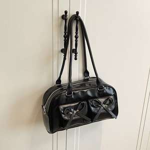 กระเป๋าสะพายพาดลำตัวหนังเงามีหลายช่องพร้อมโบว์และกระดุม - Product Image 4