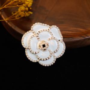 Ramillete clásico de lujo personalizado con broche Chapado en aleación de perlas de Camelia, hebilla de bufanda de seda para boda o regalo de mujer - Product Image 3