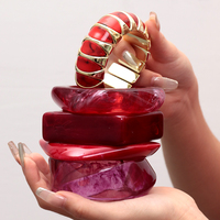 Gelang Fashion Wanita Elegan Perhiasan Manik-Manik Merah Bentuk Geometris Tidak Beraturan Gelang Akrilik Tebal Dapat Ditumpuk Hadiah 2025
