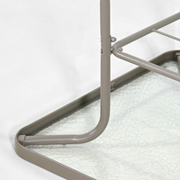 Table de bistrot carrée en verre ondulé avec trou pour parasol, structure en métal à pieds courbes fixes, table de jardin extérieure pour terrasse, salle à manger ou café