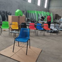 Table de cantine scolaire populaire en plastique PP et métal avec chaise noire et bureau d'écriture intégré pour étudiant