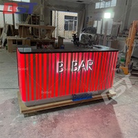 Comptoir en marbre noir de conception gentille Stockage en bois Maison Mini vin Comptoir de bar extérieur à LED