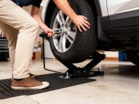 Cric à ciseaux facile à transporter avec une poignée pratique en acier au carbone solide pour la portabilité du cric de voiture