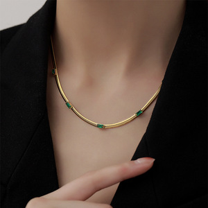 Collar de Clavícula de Acero Inoxidable Dorado con Circonita Esmeralda, Estilo Europeo y Americano, Personalizado y de Moda para Mujer - Product Image 3