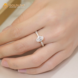 Bague de mariage en or jaune 18 carats avec diamant de laboratoire ovale de 4 carats, couleur D, clarté VS, certifié IGI, de la marque Goldleaf Jewelry - Product Image 3