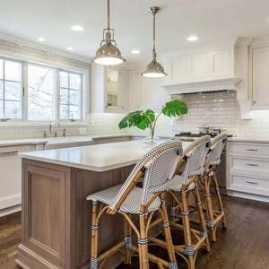 Gabinetes de Cocina Modernos Estilo Shaker con Isla de Madera y Puertas de Vidrio - Product Image 1