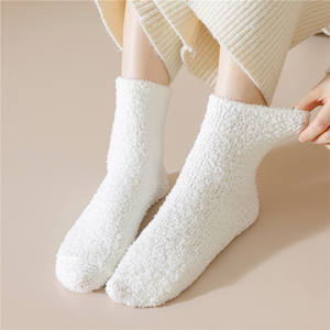 Chaussettes en gros de haute qualité qui ne perdent pas les cheveux couleur unie Macaron couleur corail polaire chaussettes pour femmes chaussettes de couchage en peluche - Product Image 4
