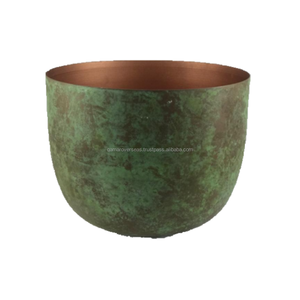 Pot de fleur rond en fer fait main avec vase de table polyvalent en métal patiné pour la décoration de la maison et du mariage pour les hôtels et le jardin - Product Image 1