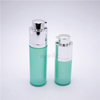 Flacon pompe rond pour crème de soin de la peau avec système de distribution sous vide, contenants de 15 ml, 30 ml et 50 ml.