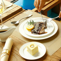 Service d'assiettes plates en porcelaine fine avec bord doré, vaisselle occidentale OEM ODM pour restaurants et hôtels