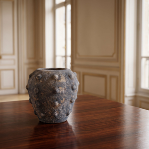 El rústico jarrón Wabi-Sabi, con una superficie de arcilla mate y texturizada, agrega un encanto auténtico a cualquier decoración de mesa. - Product Image 3