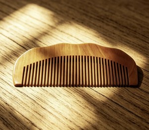 Peigne en bois de pêche fait main, économique, pour les soins capillaires naturels des femmes enceintes et des jeunes mamans, pour un usage domestique - Product Image 4