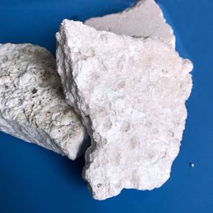 Bloc <span class=keywords><strong>de</strong></span> <span class=keywords><strong>chlorure</strong></span> <span class=keywords><strong>de</strong></span> calcium anhydre en nid d'abeille <span class=keywords><strong>de</strong></span> qualité industrielle en vrac, morceaux poreux pour le traitement des eaux usées - Product Image 2