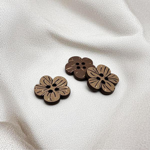 กระดุมเปลือกหอยมะพร้าวธรรมชาติ32L36L ตามสั่งอุปกรณ์เสริมสำหรับผมกระดุมไม้พลัมตัดด้วยเลเซอร์อุปกรณ์ตกแต่งเสื้อผ้ากระดุมแบบ DIY - Product Image 1