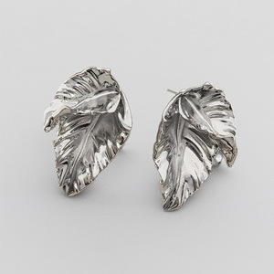 Pendientes de plata de ley chapados en oro con forma de hoja para mujer, joyería de moda para fiesta, pendientes de aleación, diseño ligero y elegante - Product Image 3