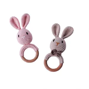Großhandel Soft Wooden Ring Crochet Bunny Rassel Natürliches Stricken Zahnen Cartoon Tiere Häkeln Holz Baby Beißring