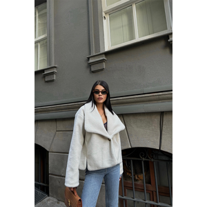 Manteau en laine crème pour l'automne/hiver avec décoration boutonnée, longueur courte, tricoté - Product Image 4