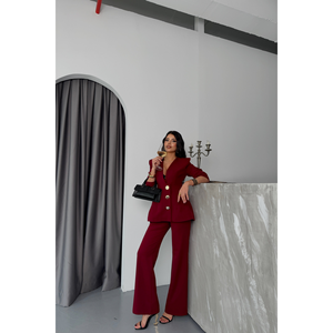Ensemble de costume pour femme de couleur bordeaux, veste et pantalon avec des détails de boutons métalliques complexes - Product Image 6