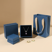 Ensemble d'emballages de bijoux bleu marine : Boîtes et sacs à poignée en ruban, doublés de velours, pour boutiques de cadeaux, usine OEM ODM sur mesure