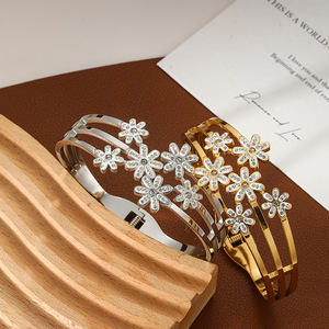 Bracelet Twinko en acier inoxydable et zircon unisexe - Bijou de luxe tendance plaqué or, coupe brillante, design géométrique, ajustable, pour le quotidien - Product Image 1